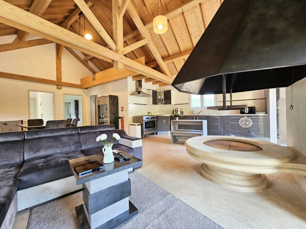 salle à manger d'un chalet de luxe