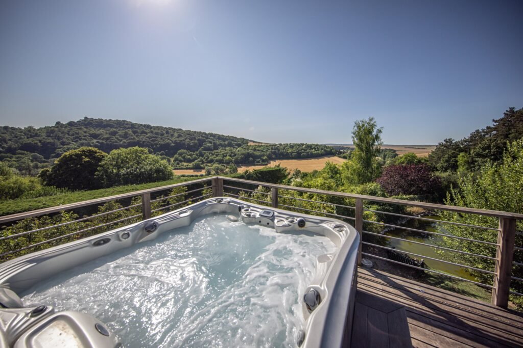 Jacuzzi en terrasse avec vue sur la vallée de l'Esch, Villa Zénitude à Jezainville