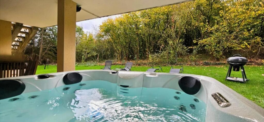 Spa extérieur sous l'auvent face au jardin, Le Jardin Secret à Dieulouard