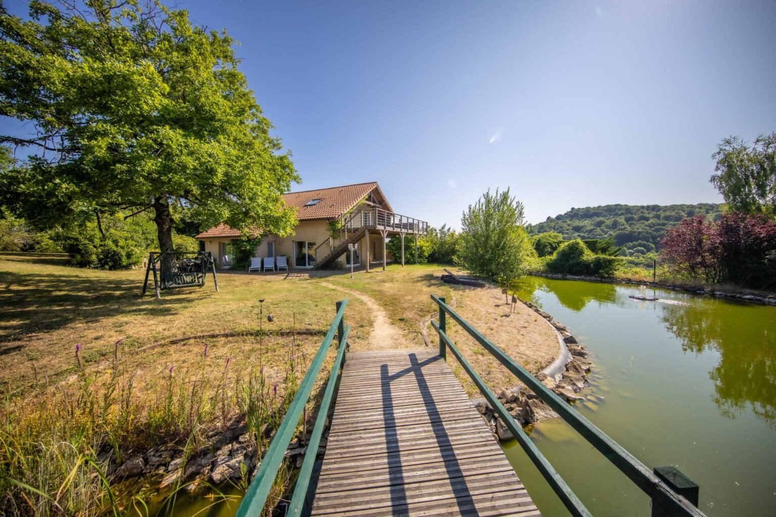 Ponton et étang de la Villa Zénitude à Jezainville