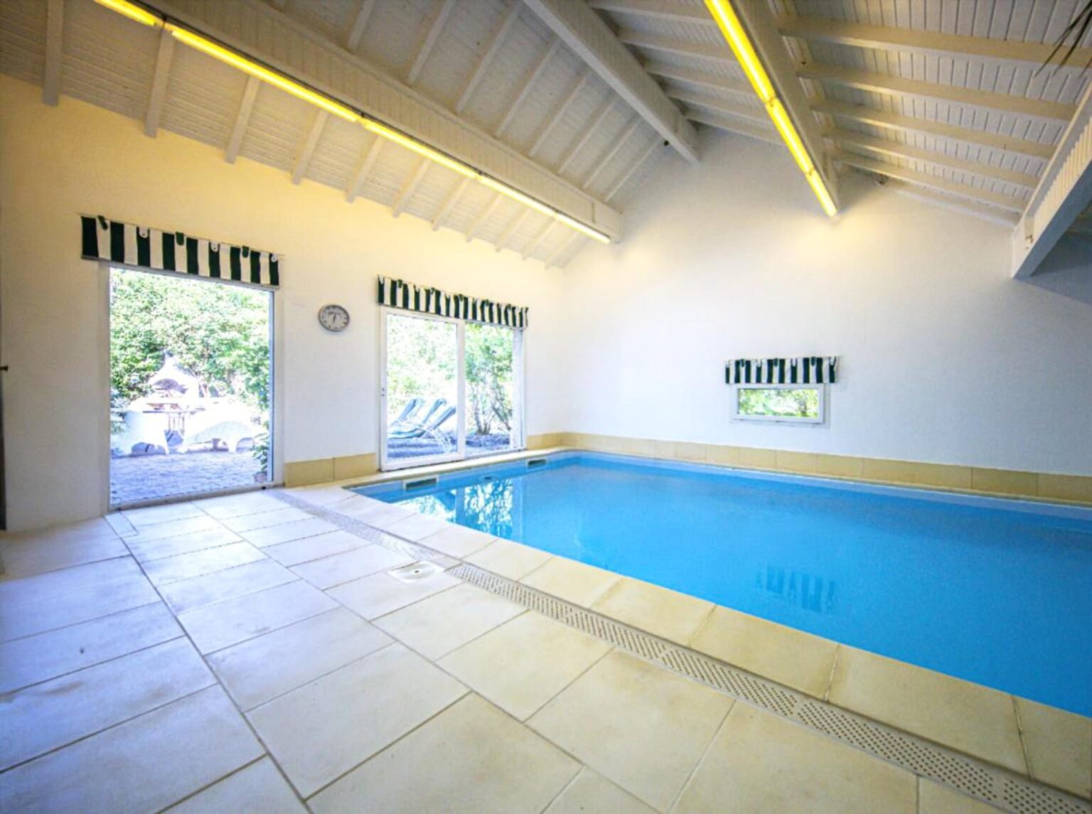 Piscine intérieure de la Villa Zénitude