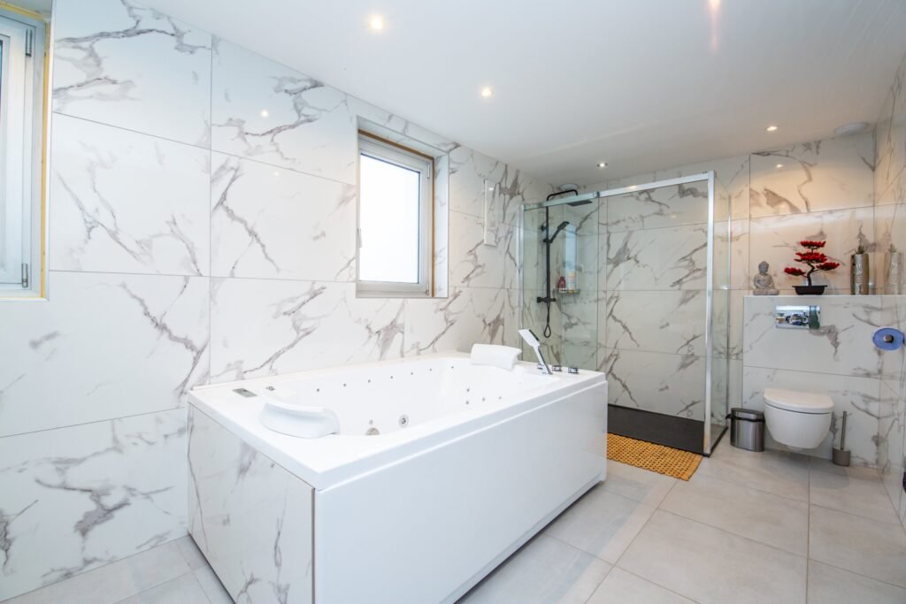 Salle de bain avec baignoire balnéo, L'Escapade Passionnée à Dieulouard